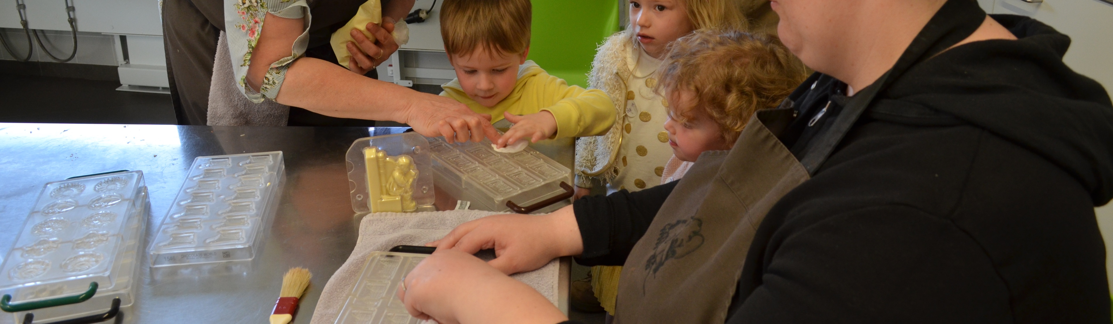 Foto van kinderen die chocolade maken